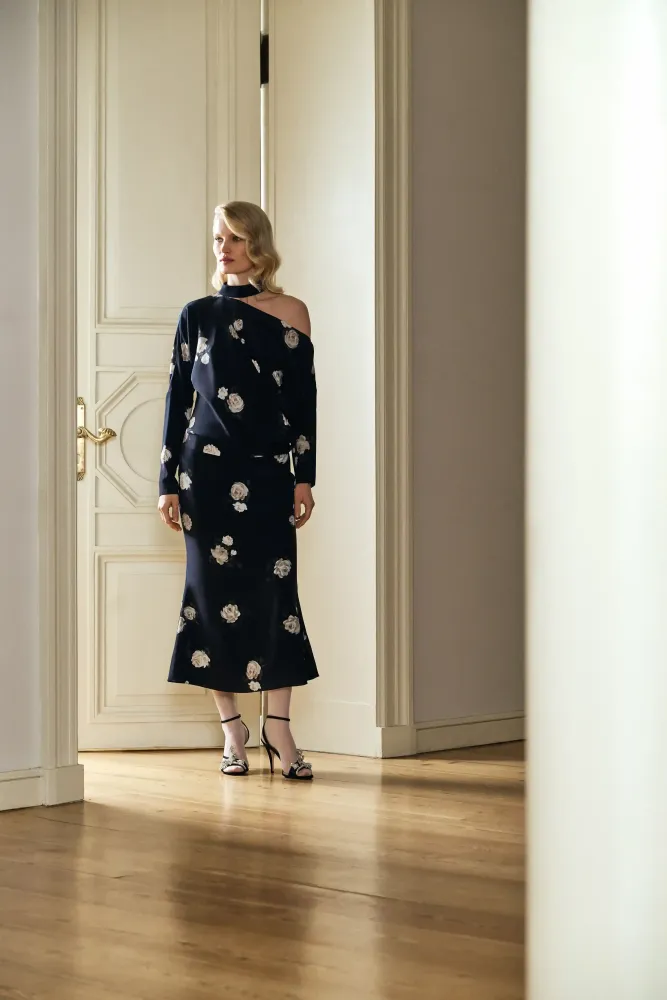 Anika top, топ с длинным рукавом и чокером из молочного крепдешина с цветочным принтом