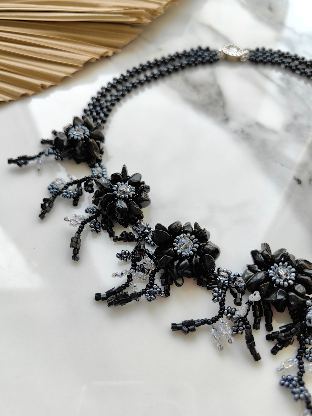 Колье "Цветы" ручной работы из бисера с камнем агат и кристаллами Swarovski