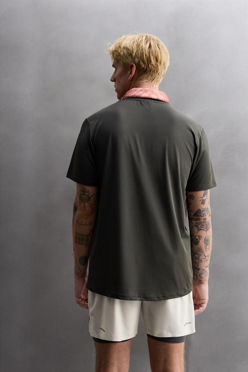 ZARA БАЗОВАЯ СПОРТИВНАЯ ФУТБОЛКА ИЗ ТЕХНИЧЕСКОЙ ТКАНИ, ТЕМНО-СЕРЫЙ