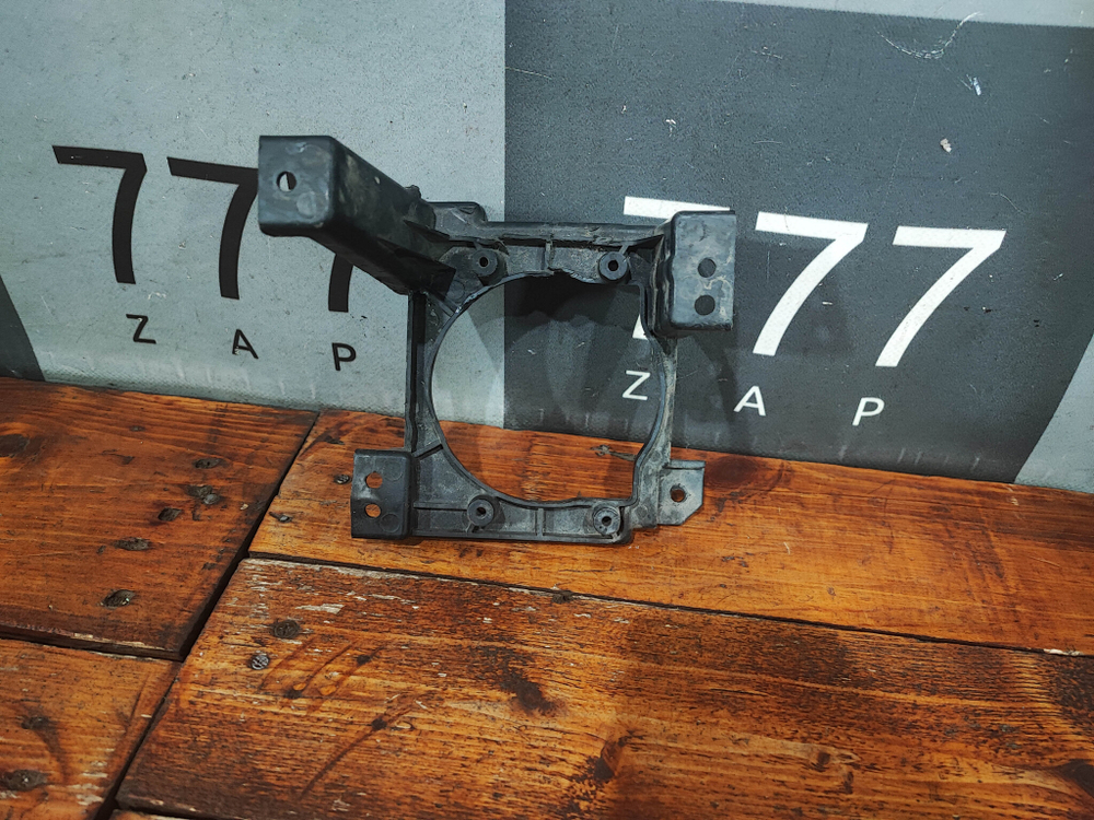 Кронштейн ПТФ правый Lada Vesta Cross 15-нв Б/У Оригинал 8450033260