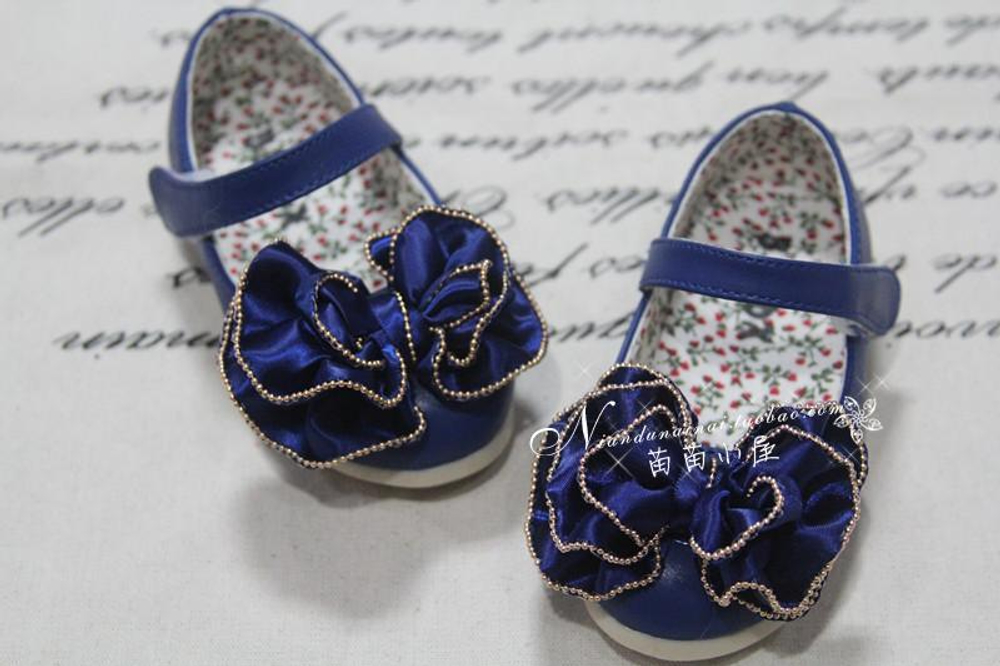 Туфли детские с пышным бантом из атласа с бисером