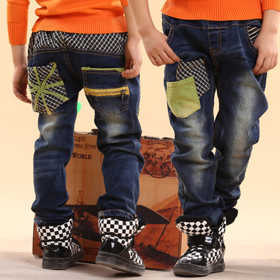 Джинсы на мальчика с декоративной отделкой карманов