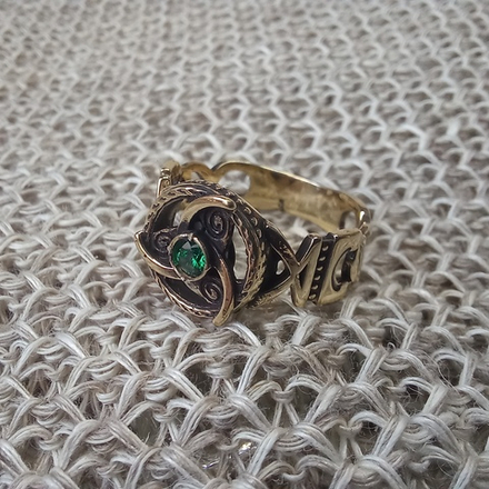 Кольцо. Трискель с камнем