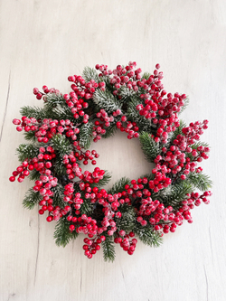 Венок еловый 35см ChristmasDeLuxe с красными ягодами заснеженный в блестках