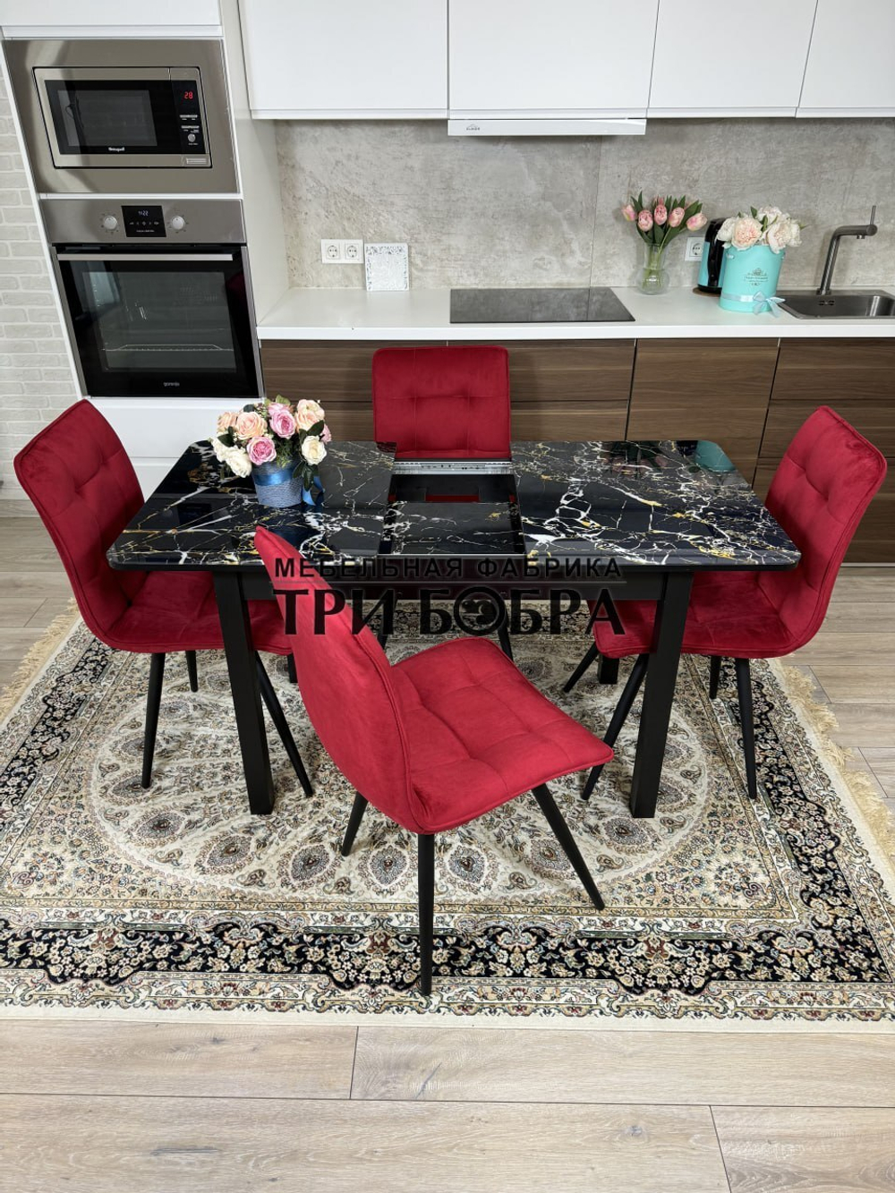 Стеклянный раздвижной стол "Черный мрамор" и стулья "ГУЧИ" бордовый