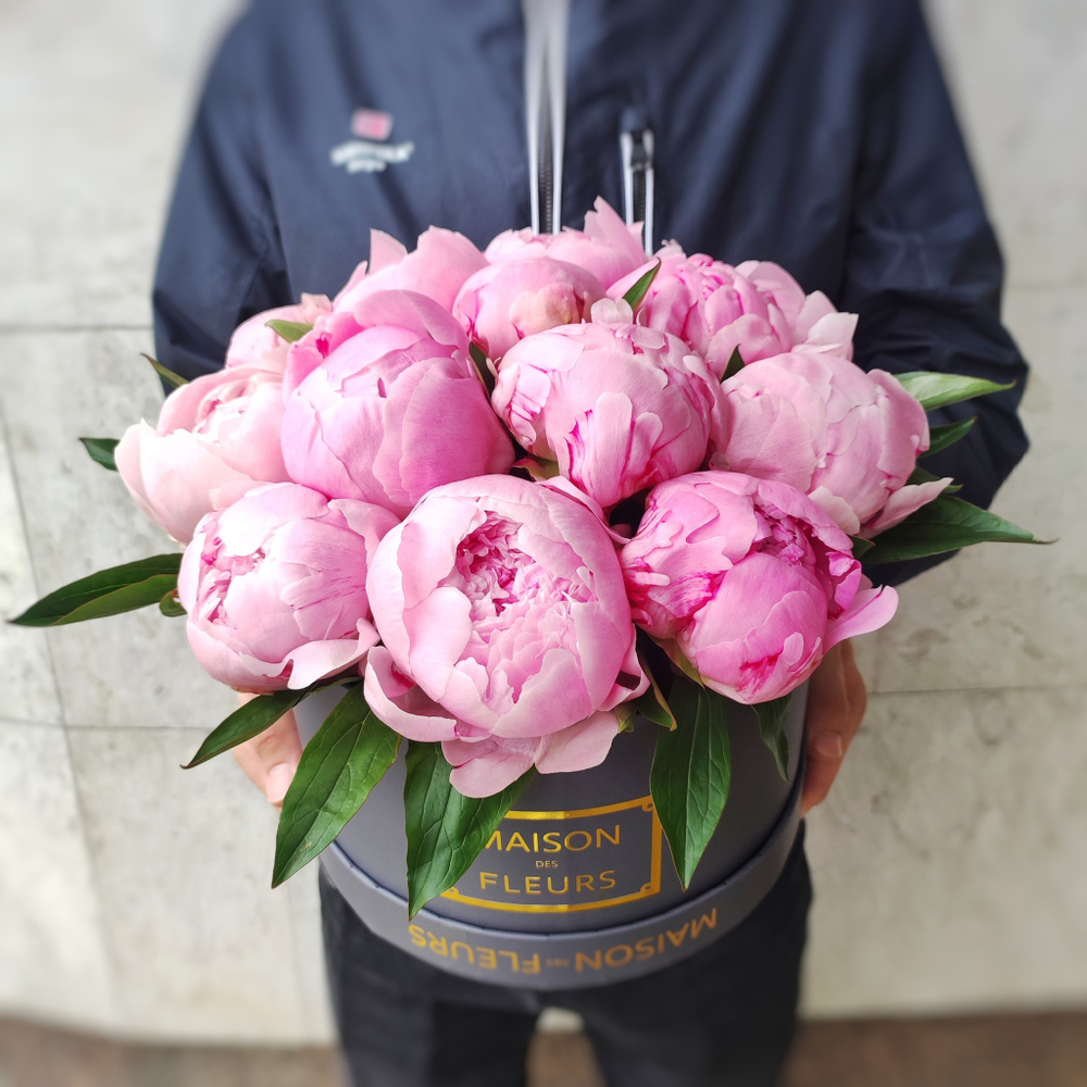 Коробка с 15 пионами сорта "Сара Бернар"