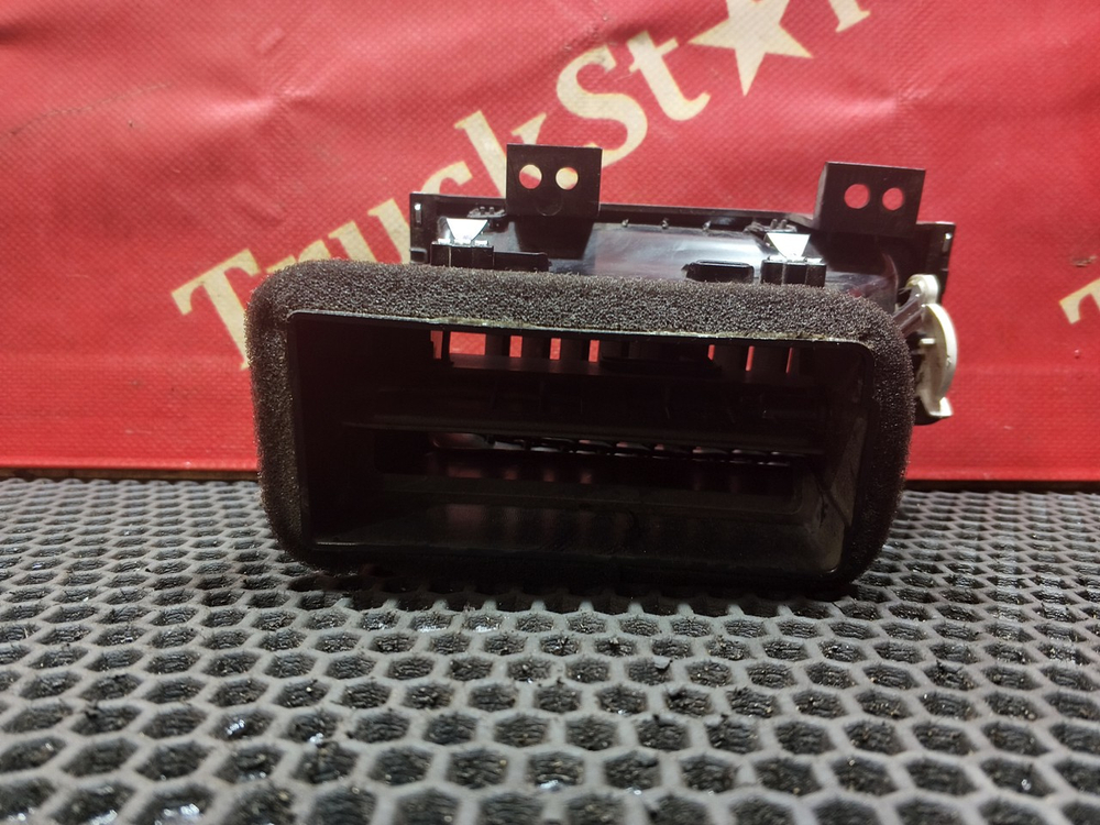 Дефлектор воздуховода правый 2024г