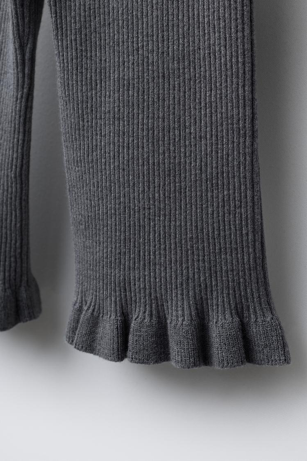 ZARA ТРИКОТАЖНЫЕ БРЮКИ С ВОЛАНАМИ, СЕРЫЙ МЕЛАНЖ