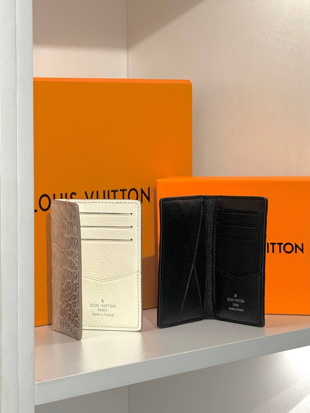 Визитница Louis Vuitton из кожи крокодила