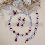 Набор ювелирных украшений из четырех предметов.