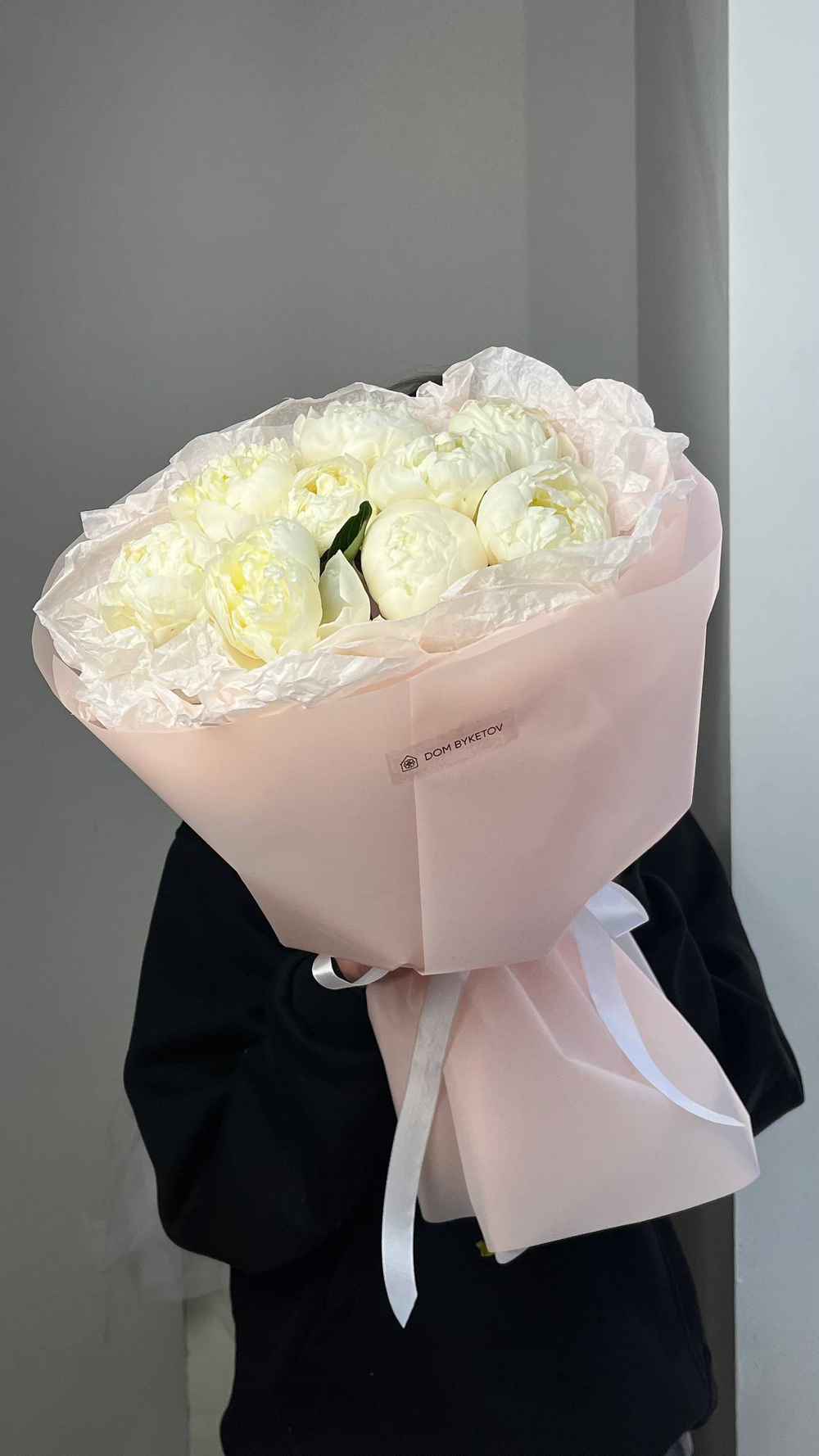 Свежие цветы и премиальный сервис от Дома Букетов. К этому заказу в подарок Вы получите:  - Волшебную подкормку для продления жизни цветов - Инструкцию по уходу за цветами  Каждый наш букет собран и наполнен положительной энергией от наших цветочных фей.