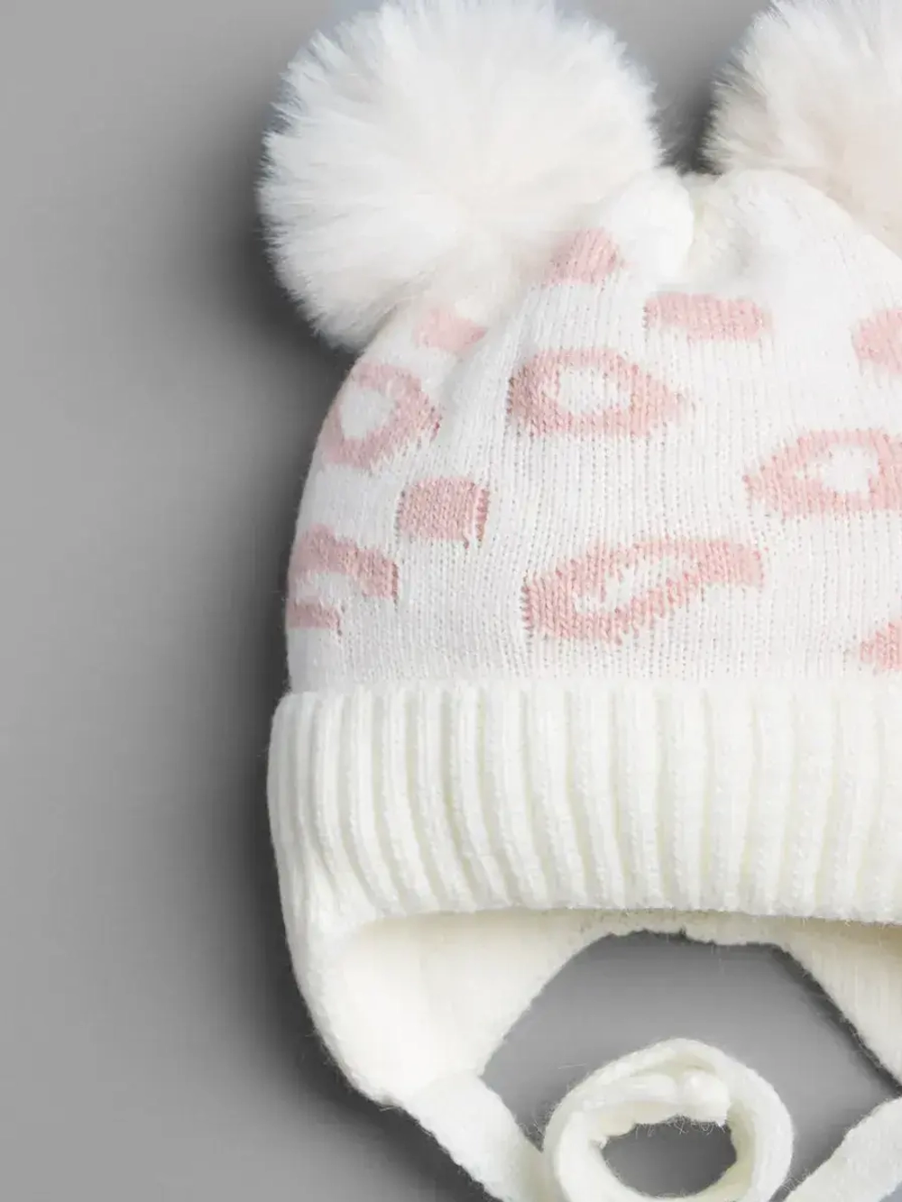 Шапка для девочки зимняя с помпонами на завязках