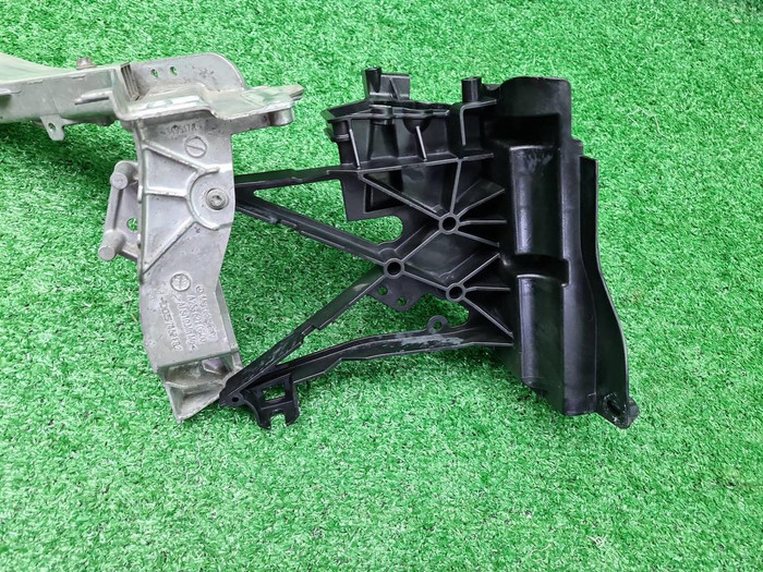 Кронштейн передней панели Mercedes E W213 (16-23)