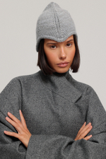 Вязаная шапка-шлем