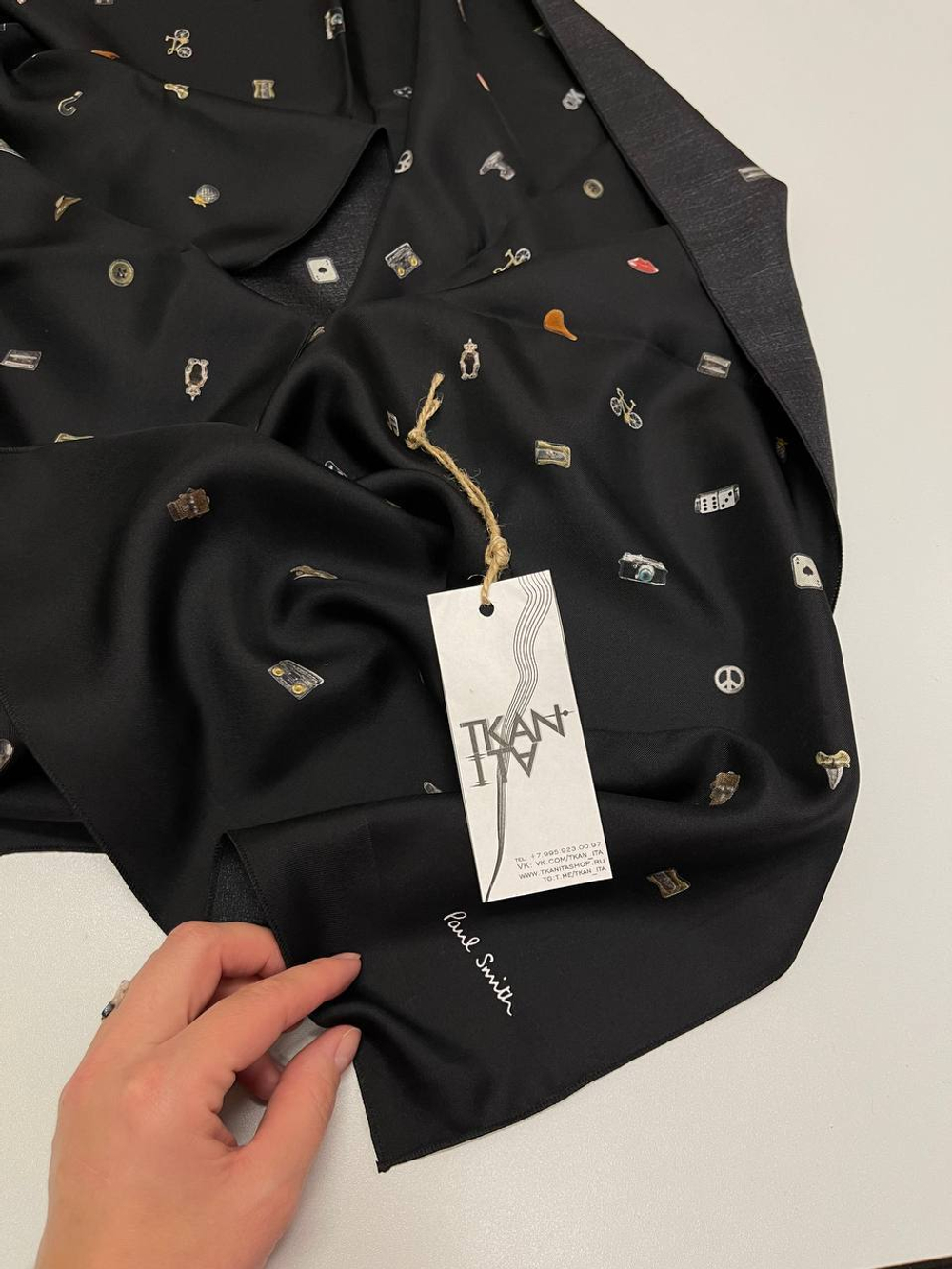 Кашне шелковое твиловое с принтом (с обработанными срезами) (Paul Smith, 100%шелк, Черный фон/мелкие пиктограммы и надпись бренда, 180*43)