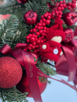 Новогодний венок с красным декором