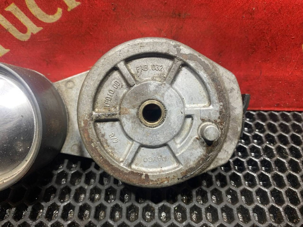 Ролик-натяжитель