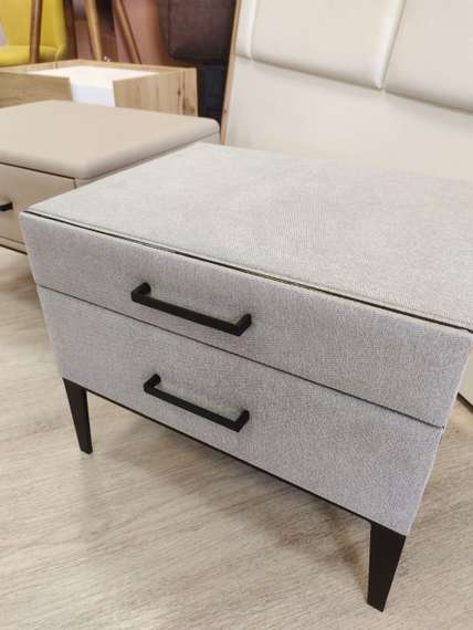 Прикроватная тумбочка Berli с двумя ящиками, серая ткань