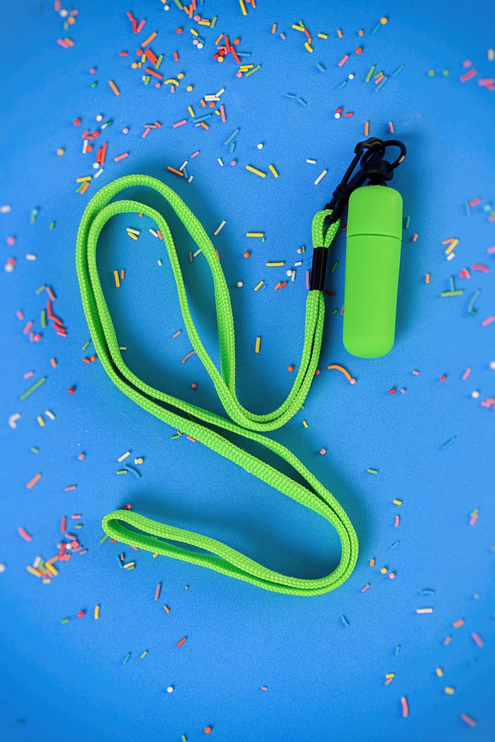 Зеленая вибропуля на ремешке - 5,5 см. (Цвет: зеленый)