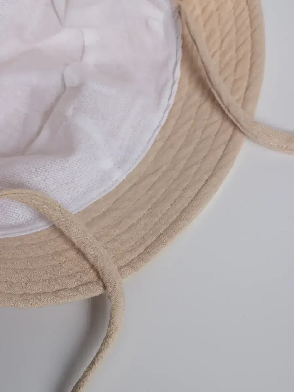 Бежевая детская панама на лето с завязками