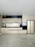 Современная кухня «Эмаль Премиум» с фрезерованными фасадами и витражами