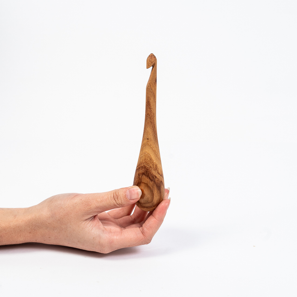 Деревянный крючок для вязания из древесины вишни 10 мм. Вязальный крючок. K156