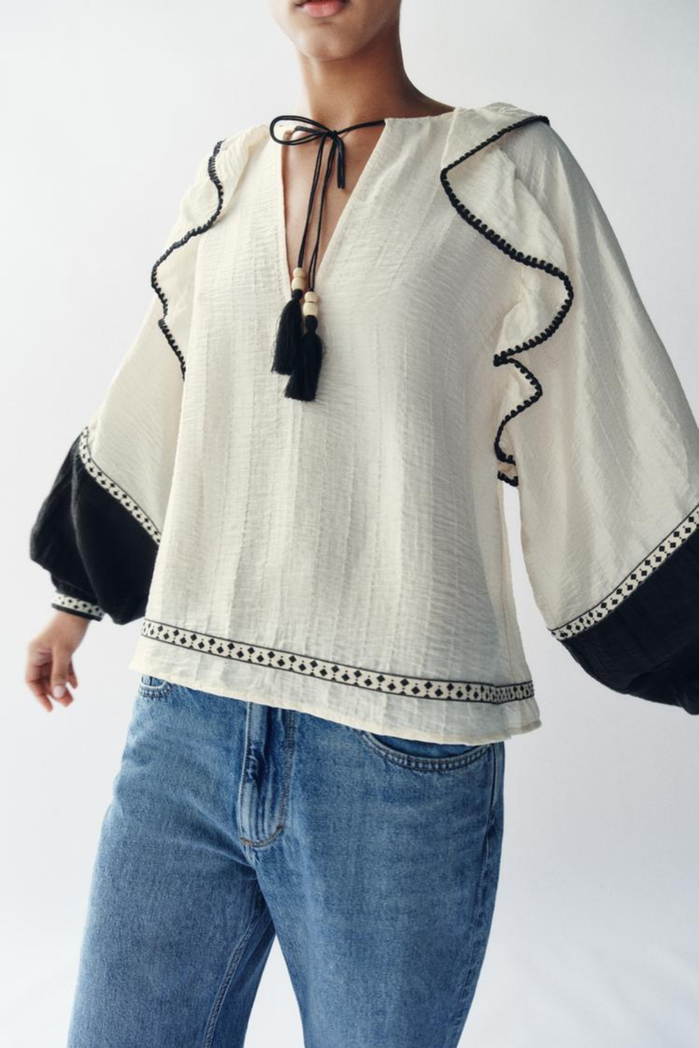 ZARA ОБЪЕМНАЯ БЛУЗА С ВОЛАНАМИ, ЭКРЮ/ЧЕРНЫЙ