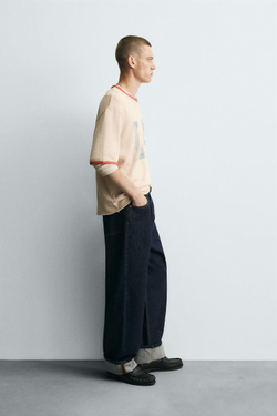 ZARA ФУТБОЛКА ИЗ ТРИКОТАЖА С ПРИНТОМ И ЭФФЕКТОМ ПОТЕРТОСТИ, ТЕМНО-БЕЖЕВЫЙ