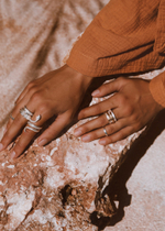 Кольцо «Змея» с белым цирконом