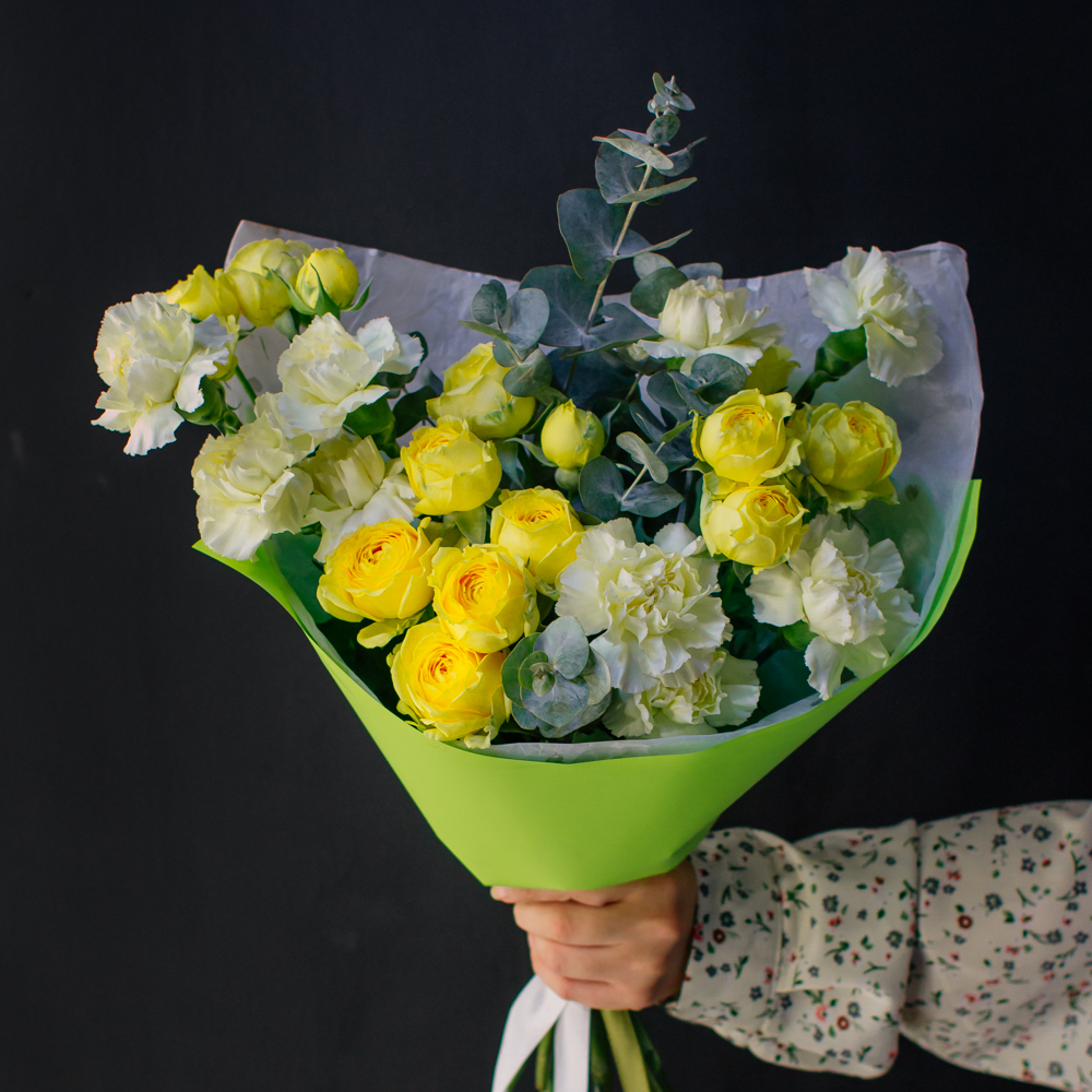 40. Лимонный букет с розами и диантусами