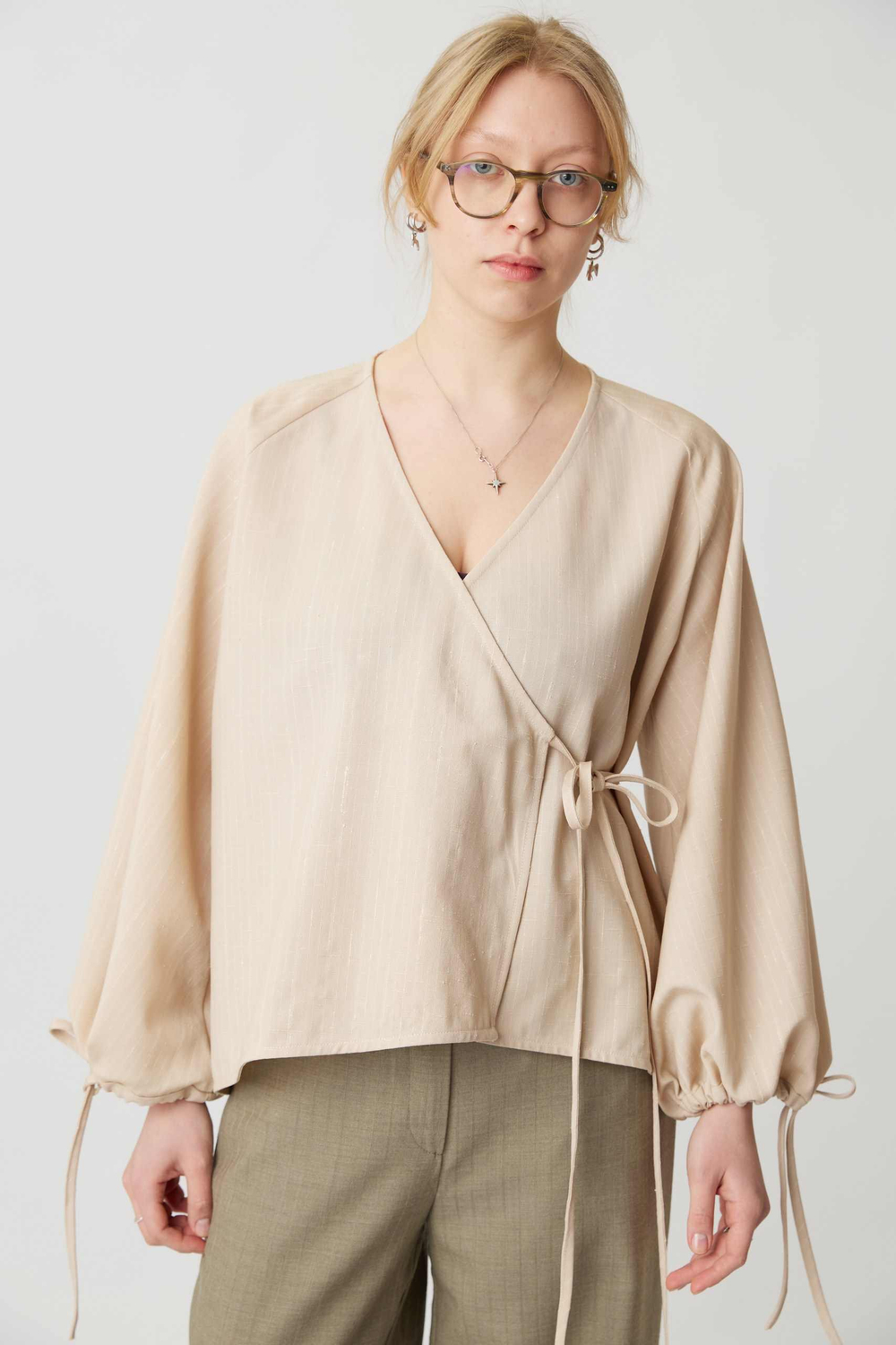 Блузка на запах из бежевой шерсти