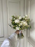 Свадебный букет из пионов, оксипеталума, ромашки, лизиантуса и эвкалипта