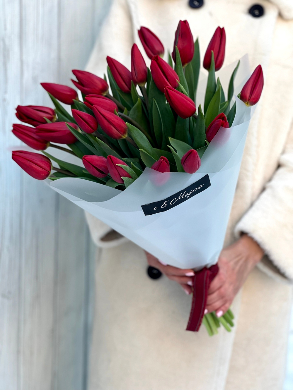 Красные тюльпаны премиального сорта в ярком монобукете от Флора Маркет