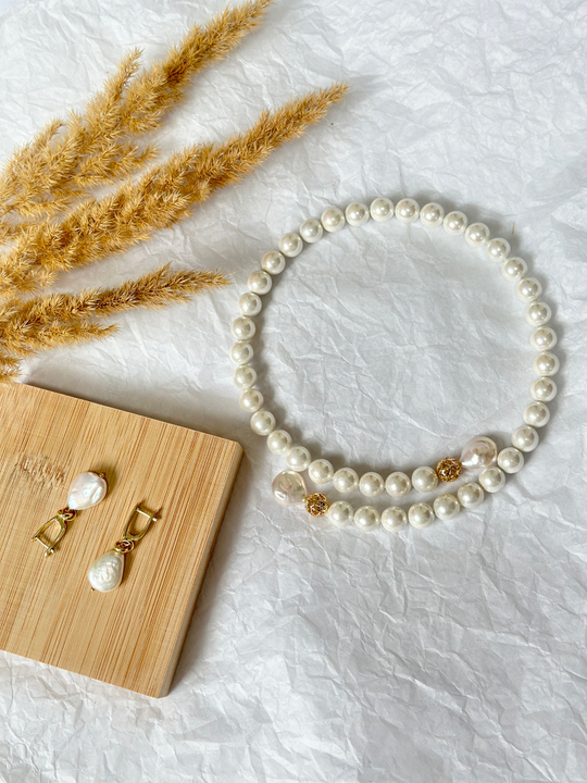 Серьги из барочных жемчужин каплевидной формы на английском замке, оттенок золото