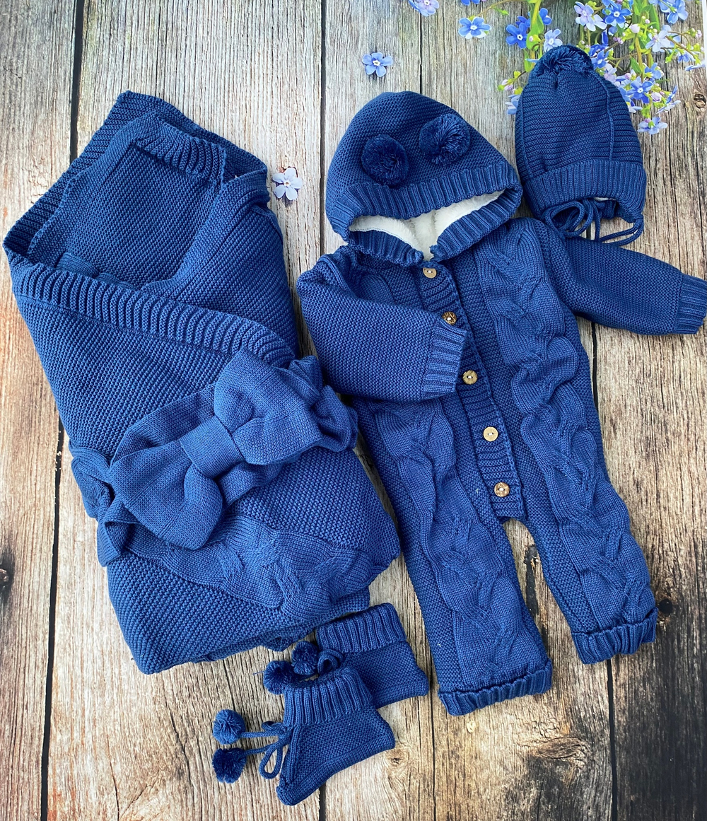 Вязаный комплект на выписку 5 предметов  (Одеяло утеплен., бант, пинетки, комбинезон, шапка) (Цвет: Синий)