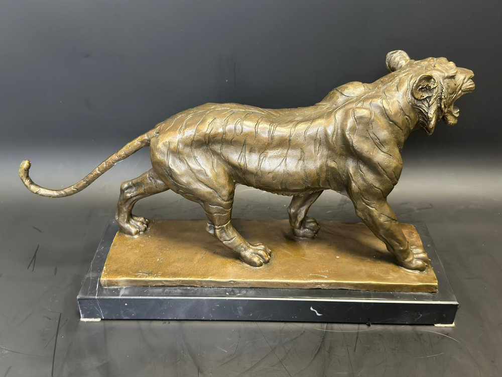 Бронзовая скульптура «Идущий тигр»