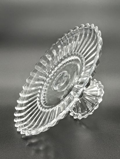 Тортовница из стекла на ножке