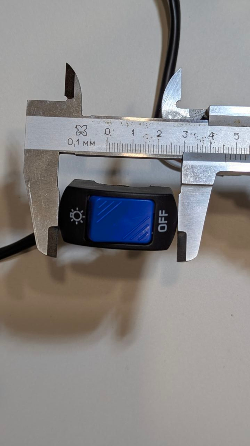 Кнопка включения света фары синяя универсальная (мотоцикл, питбайк, электросамокат)