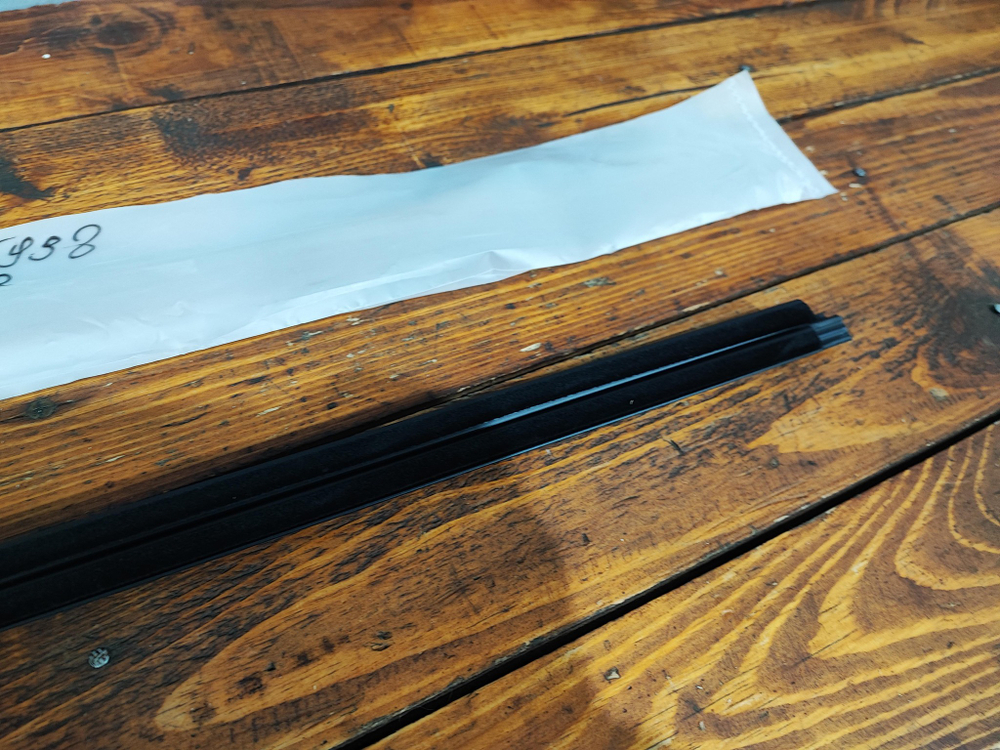 Молдинг стекла переднего правого Toyota C-HR Новый Оригинал 7571010090