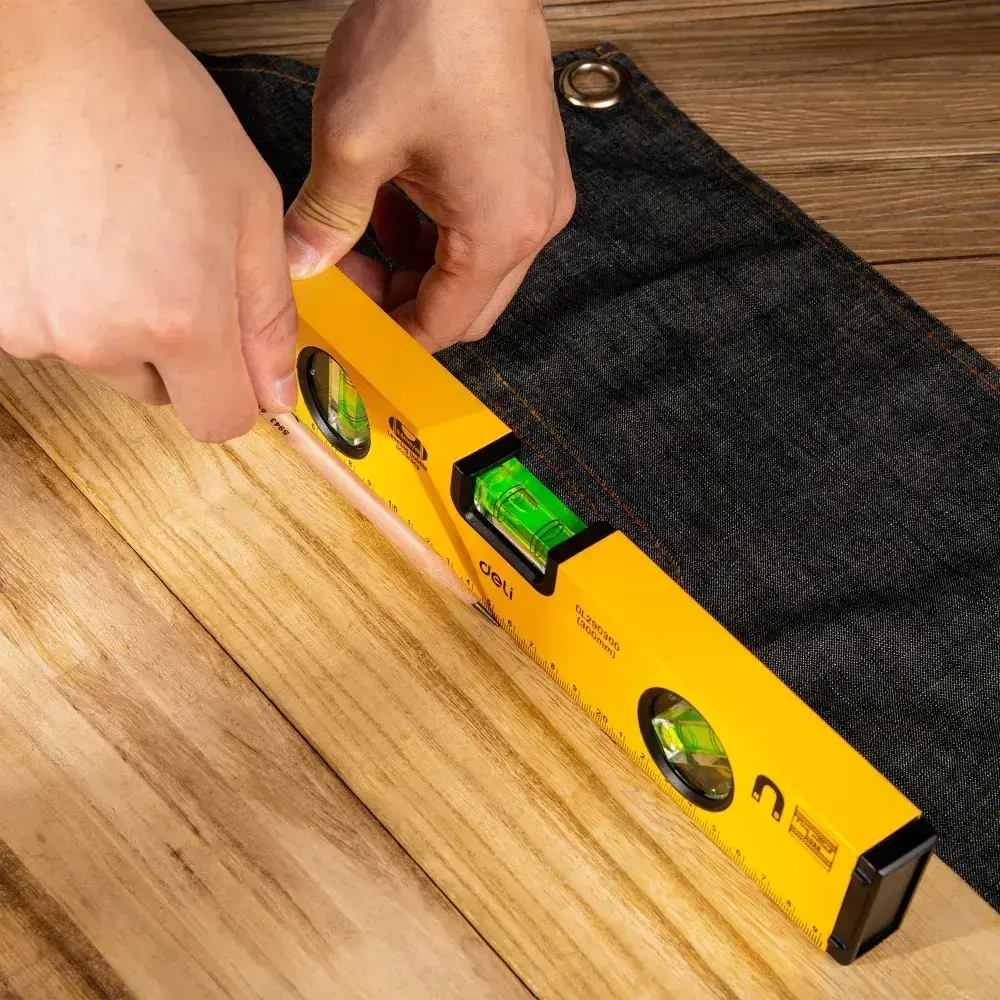 Строительный пузырьковый уровень 300мм Deli DL290300 (3 глазка, магнит, отверстия для подвеса)