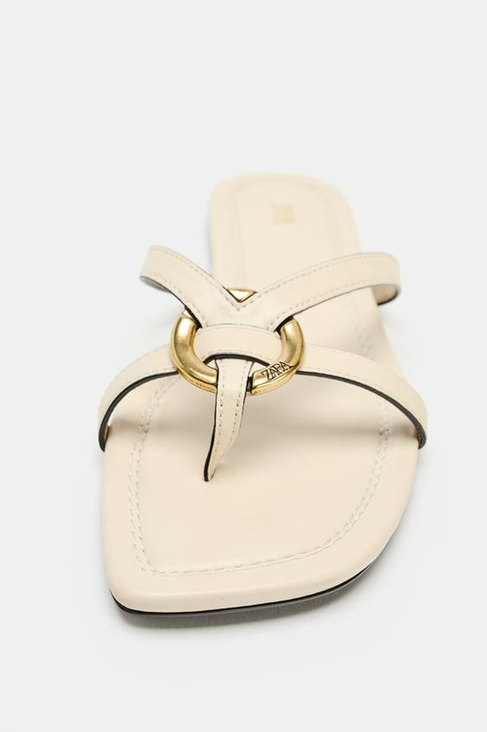 ZARA САНДАЛИИ С МЕТАЛЛИЧЕСКОЙ ДЕТАЛЬЮ, БЕЛЫЙ