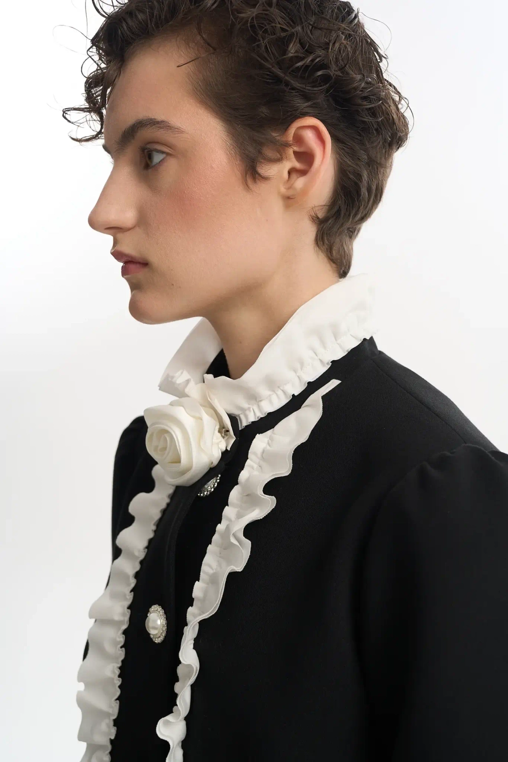 Жакет с рюшами и розой