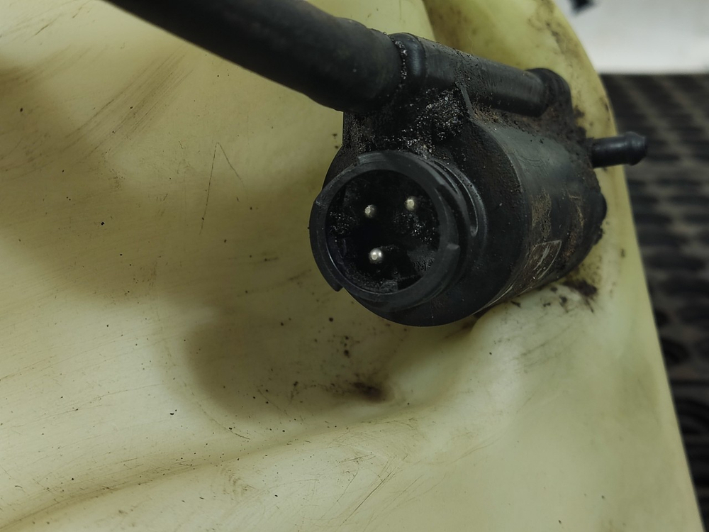 Бачок омывателя лобового стекла