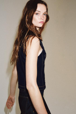 ZARA ДЖИНСОВЫЙ ЖИЛЕТ С ДЕКОРАТИВНОЙ СТРОЧКОЙ — ZW COLLECTION, СИНИЙ