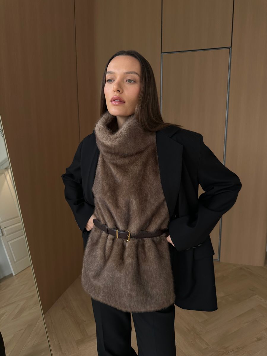 Манишка из эко-меха удлиненная светло-коричневая