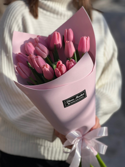 Нежный букет из розовых тюльпанов в элегантном оформлении от Флора Маркет