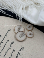 Пуговицы на прокол светло-бежевые с прожилками в золотистом металлическом обрамлении