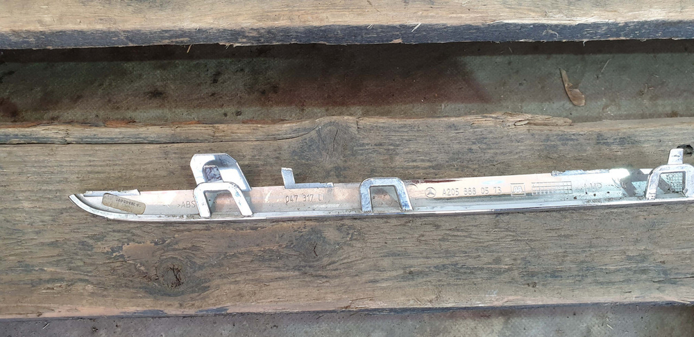 Молдинг решетки радиатора Mercedes C (W205) 18-23 Б/У Оригинал A2058880573