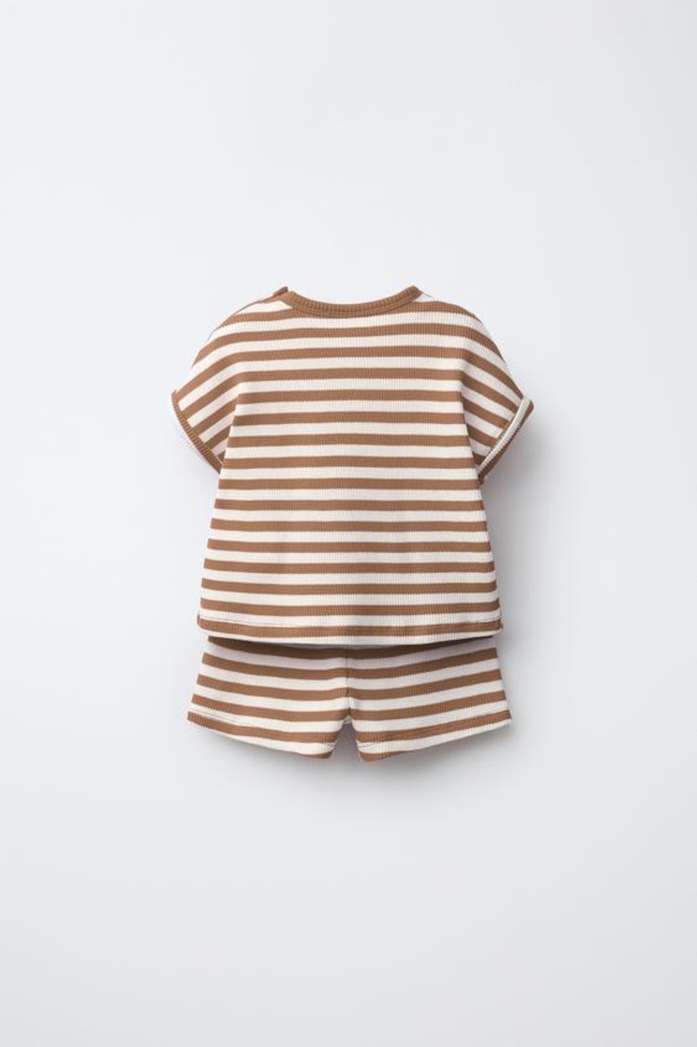 ZARA КОМПЛЕКТ ИЗ ФУТБОЛКИ И ШОРТОВ WAYAS WAFFLE, СВЕТЛО-КОРИЧНЕВЫЙ