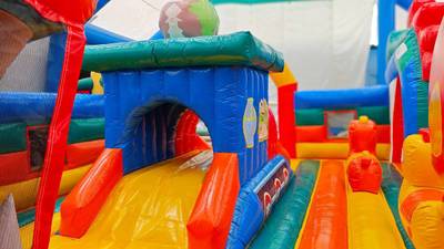 Коммерческий надувной батут «Змей Горыныч» с механизированной головой 13*8*7 м